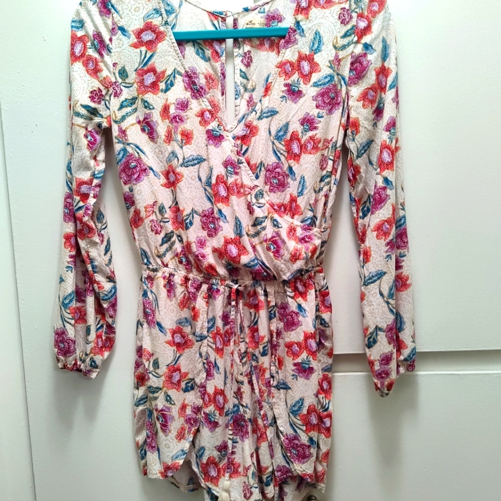 Womens small floral holister romper. 100% viscose